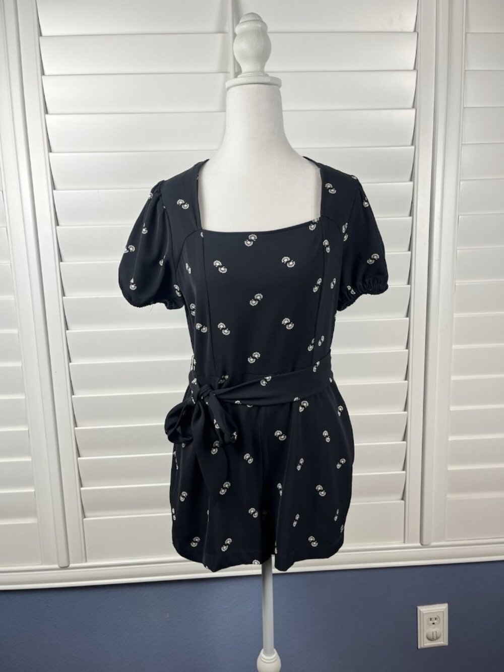 Ann Taylor Factory Petite Black Floral Puff Sleeve Romper 4P Square Neck Belted
